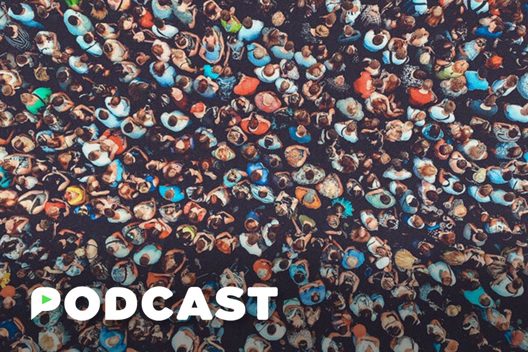 Dung nga xuong giua dam dong hinh anh