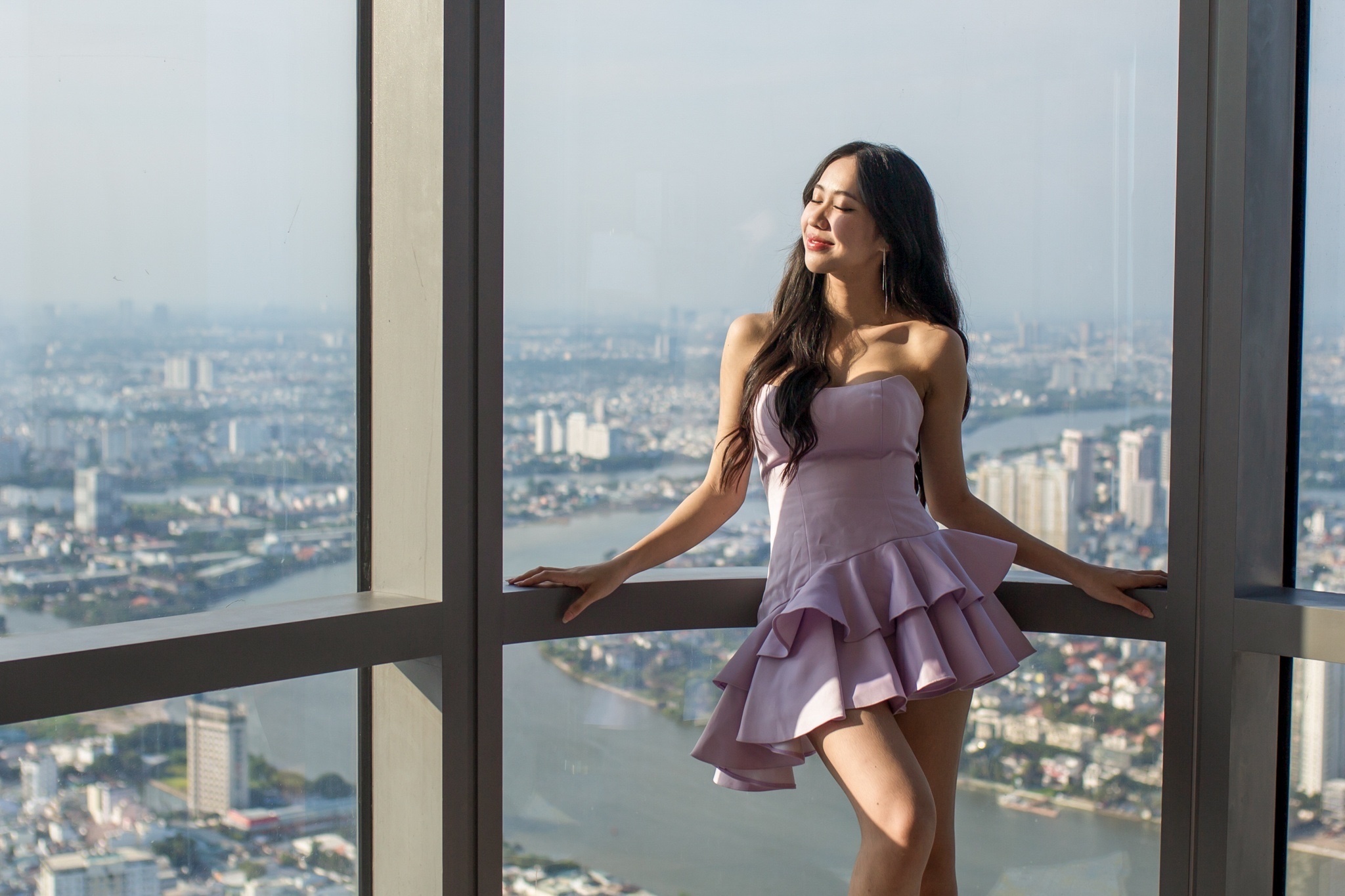 Ben trong khach san view 'trieu do' ngam phao hoa 30/4 o TP.HCM hinh anh