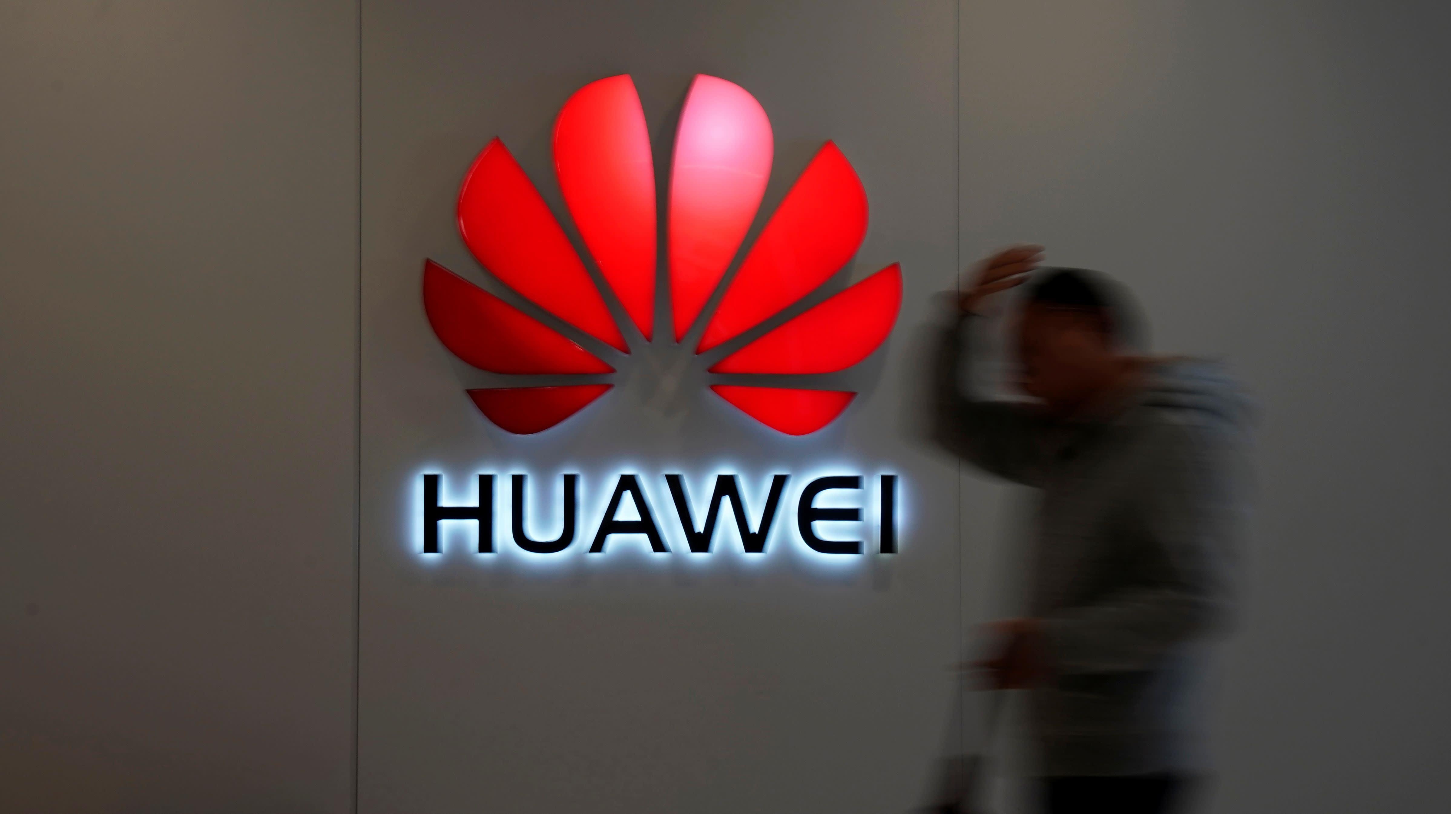 Tong thong Trump ‘gan vong kim co Ton Ngo Khong’ len dau Huawei hinh anh