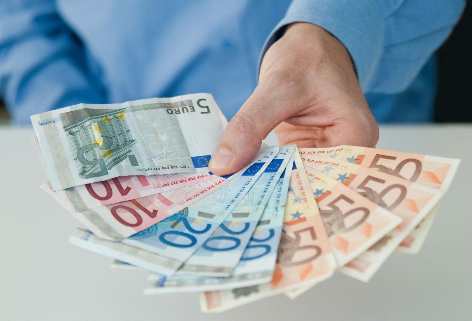 Moi nguoi Duc cam hon 100 euro trong vi hinh anh