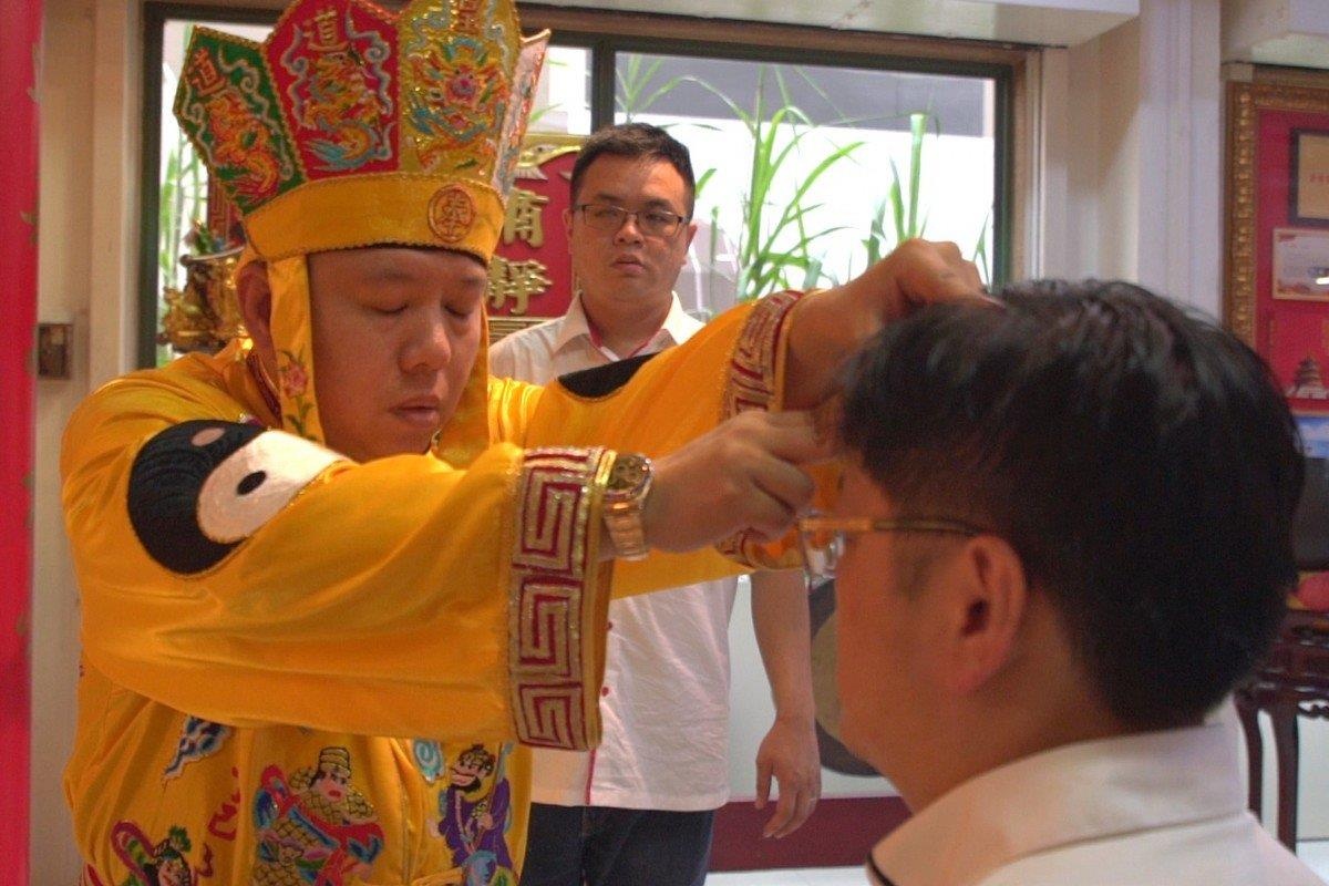 Nghe tru ta kiem bon tien o Singapore hinh anh