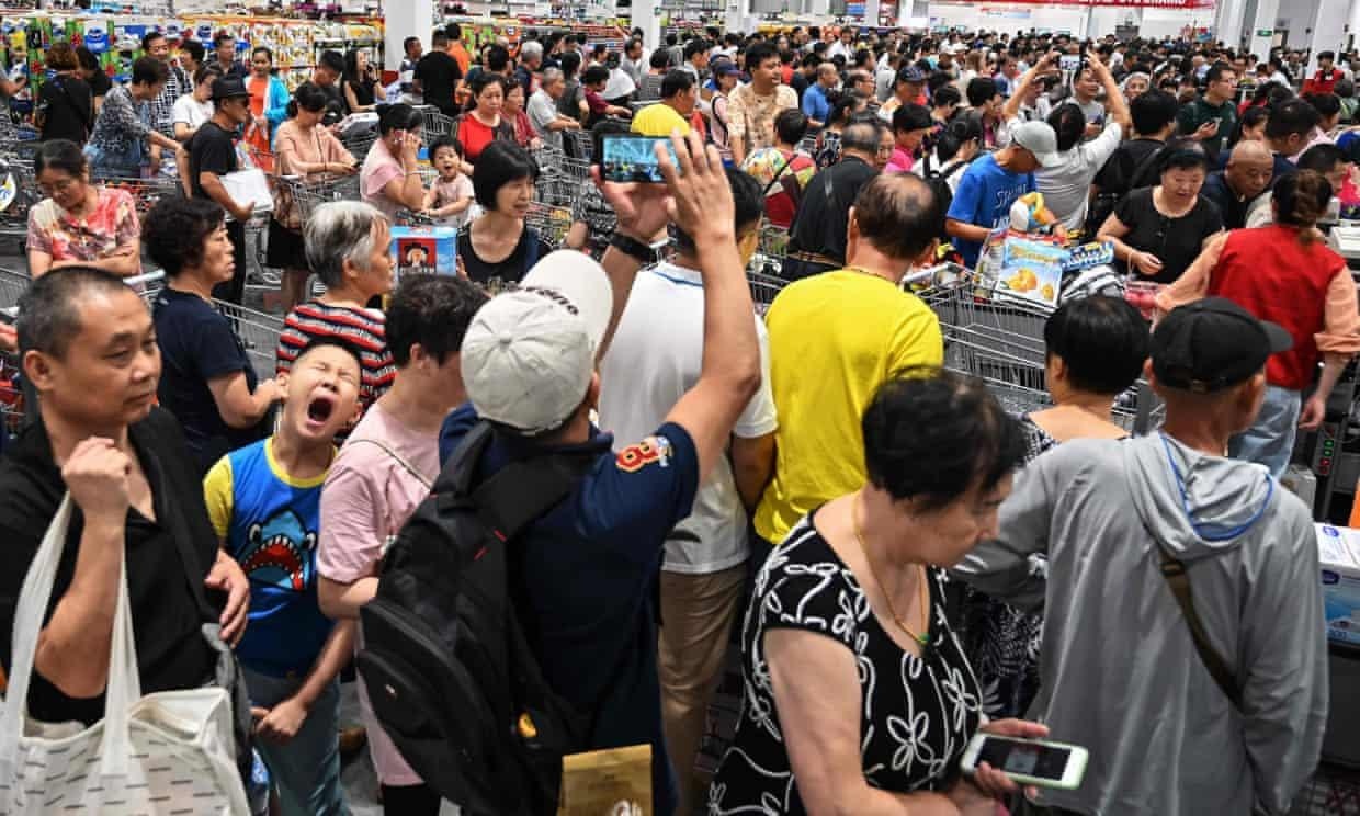 'That thu' ngay khai truong o TQ, sieu thi My gioi han luong khach mua hinh anh