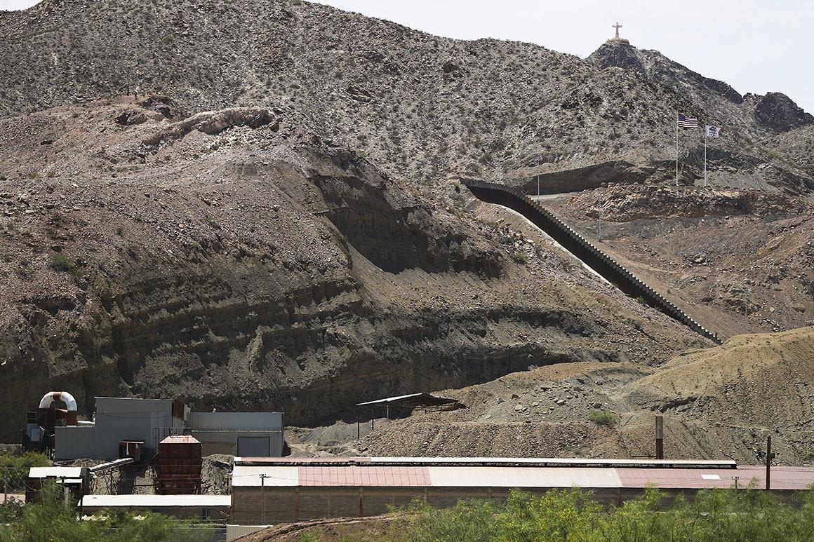 Ong Trump lay 3,6 ty USD tien quoc phong de xay tuong bien gioi hinh anh