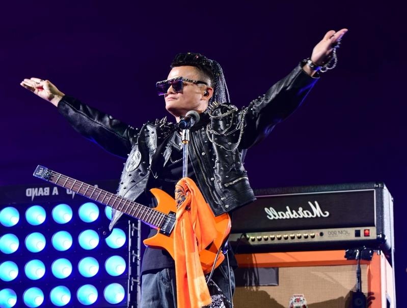 Jack Ma hat rock, dam nuoc mat trong tiec chia tay de che Alibaba hinh anh