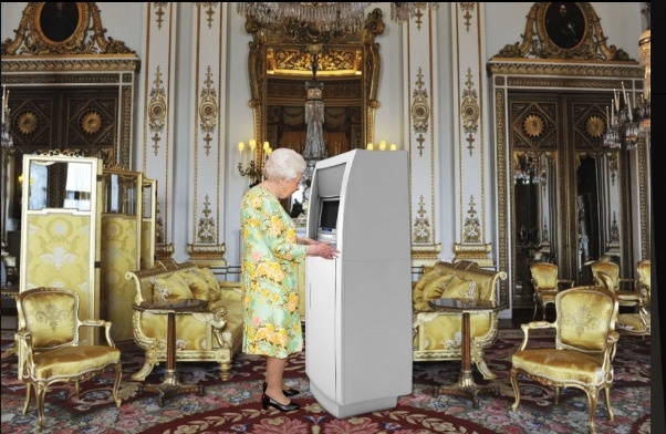 Nu hoang Anh co cay ATM rieng de rut tien mat hinh anh