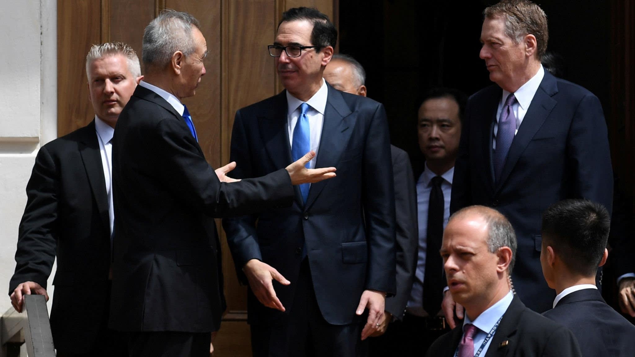 TT Trump lai chat van Bo truong Tai chinh truoc mat bao chi hinh anh