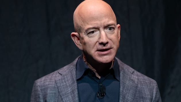 Bi danh thue 9 ty USD/nam, Jeff Bezos co con la nguoi giau nhat? hinh anh