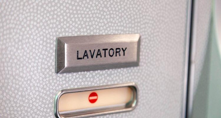 May bay ha canh khan cap vi hanh khach mac ket trong toilet hinh anh