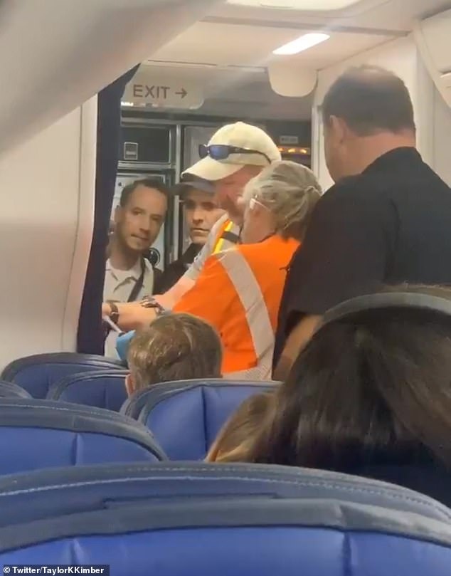 mac ket trong toilet anh 1