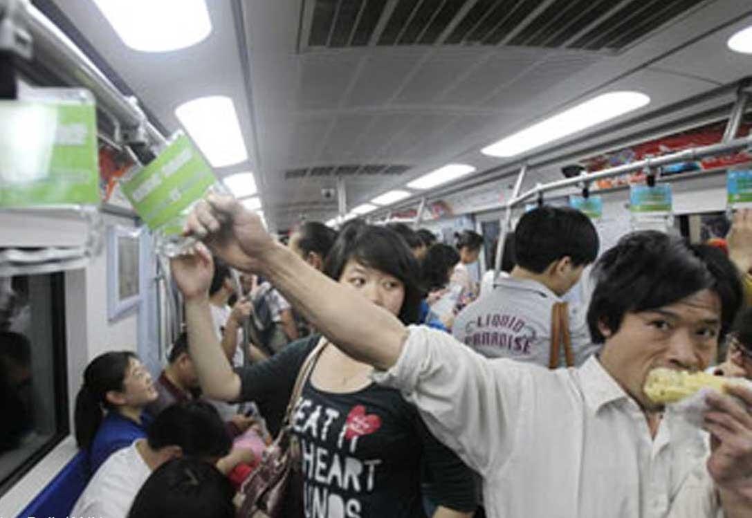 Trung Quoc cam an uong va nam tren tau dien ngam hinh anh