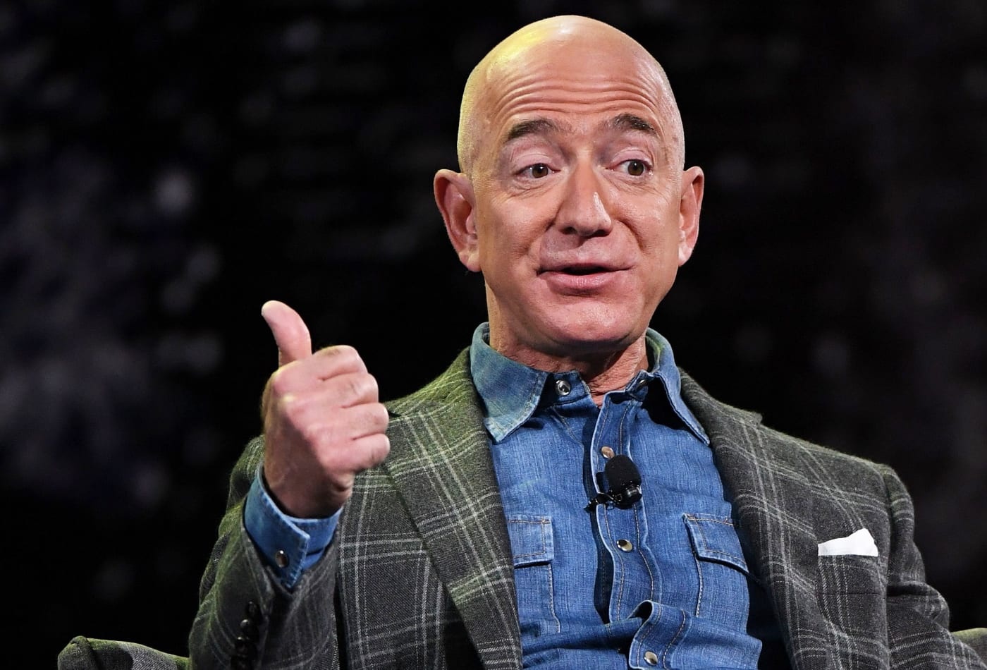 Jeff Bezos lam tu thien anh 1
