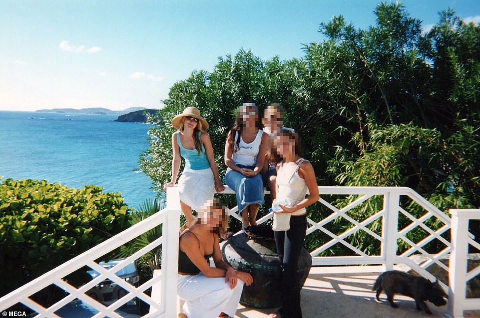 Hinh anh ben trong dao 'Au dam' cua ty phu Jeffrey Epstein hinh anh