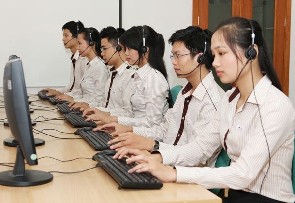 Nu nhan vien 'doi bom' doa khach hang mua dien thoai hinh anh