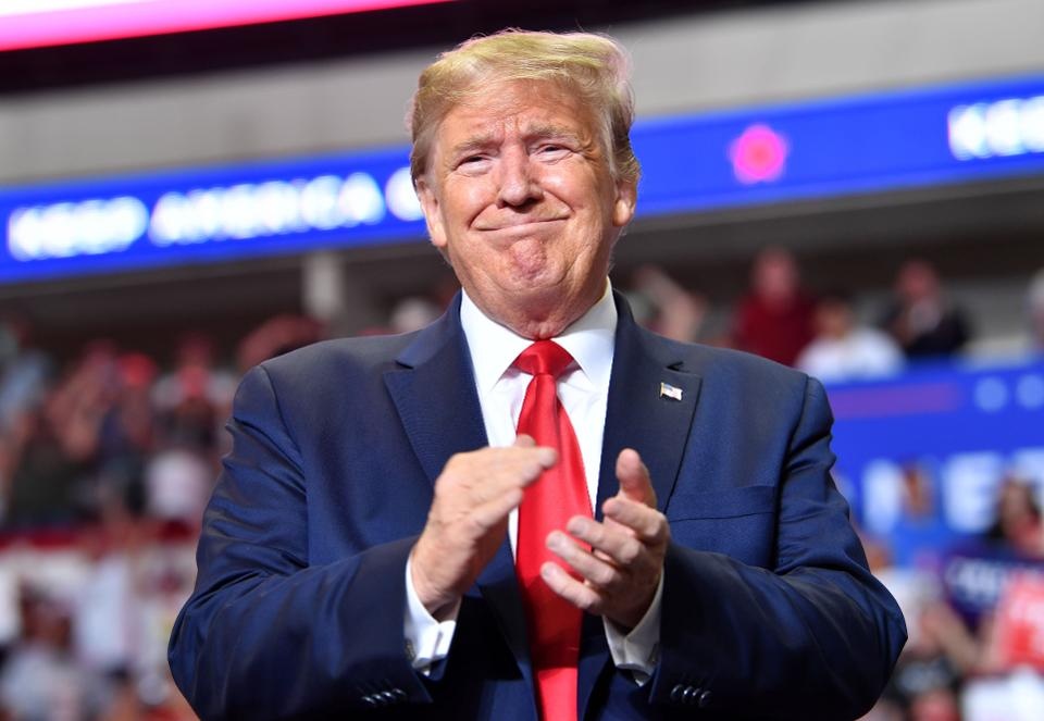 Ung vien Dan chu: 'O thoi Trump, dan My lao dao va ty phu giau them' hinh anh