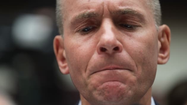 Bi sa thai, cuu CEO Boeing ra di voi 62 trieu USD hinh anh