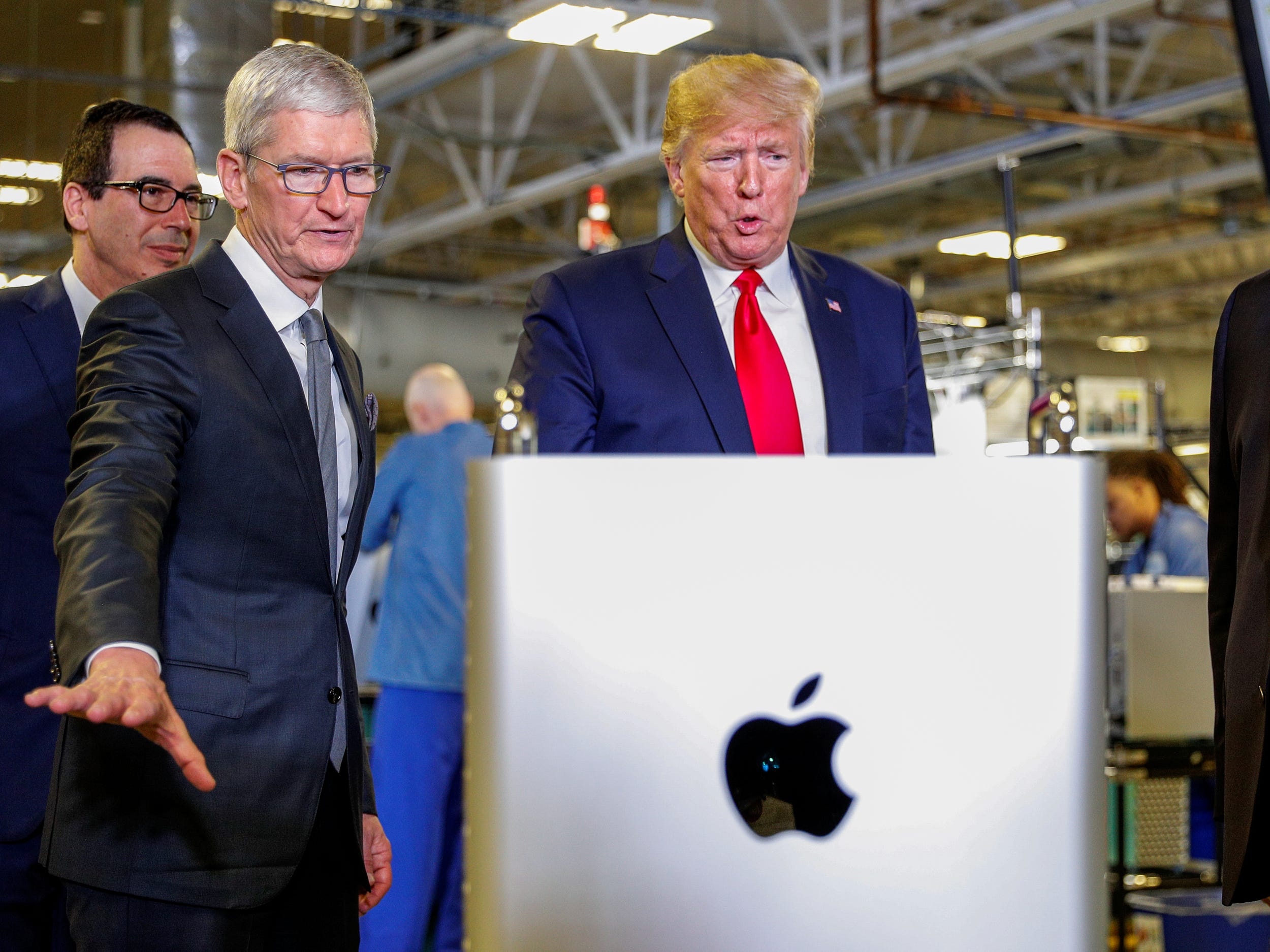 Neu khong ban co phieu Apple 6 nam truoc, ong Trump se loi lon hinh anh