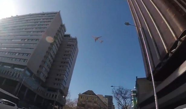 Boeing 767 gap su co vi 'banh xe boc chay va chui vao dong co' anh 2