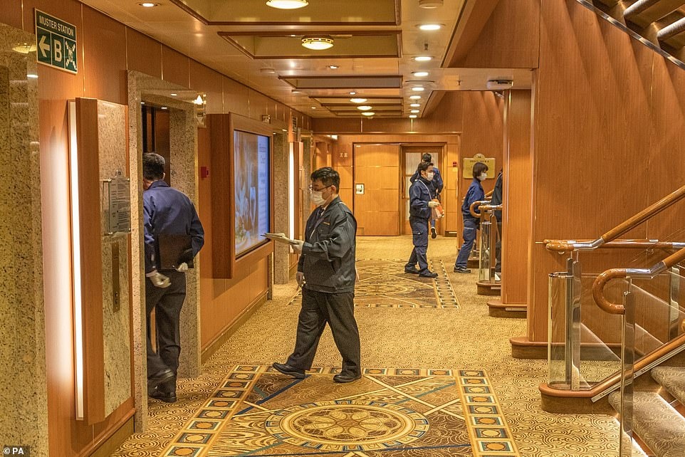 Ben trong du thuyen co hanh khach nhiem virus Vu Han anh 9