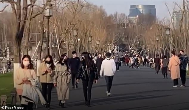 Dan Trung Quoc o at di du lich giua dich Covid-19 hinh anh