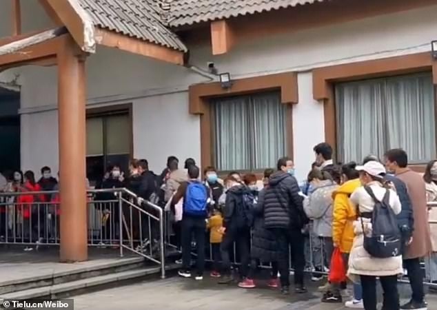 nguoi Trung Quoc di du lich giua dich Covid-19 anh 4