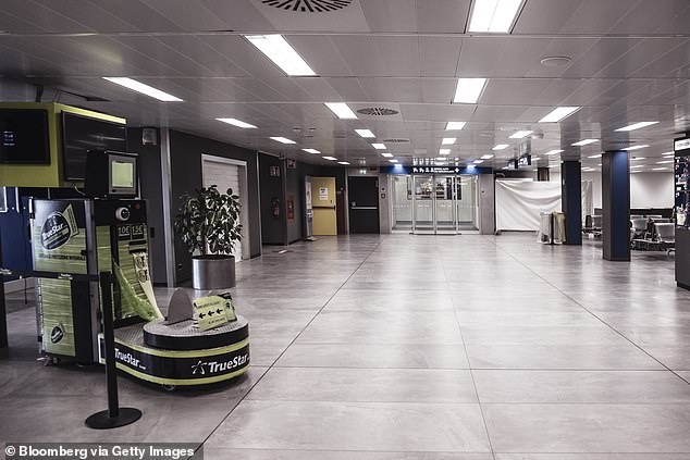 ‘Chay tron’ khoi vung dich,  khach hang chi bon tien di may bay rieng anh 2