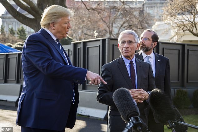 Donald Trump quyen tien luong chong dich virus corona anh 1