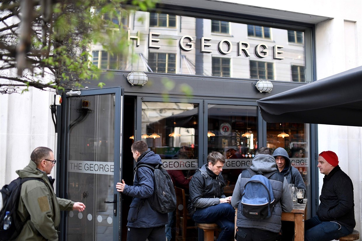 Anh ra lenh dong cua nha hang,  quan bar anh 1