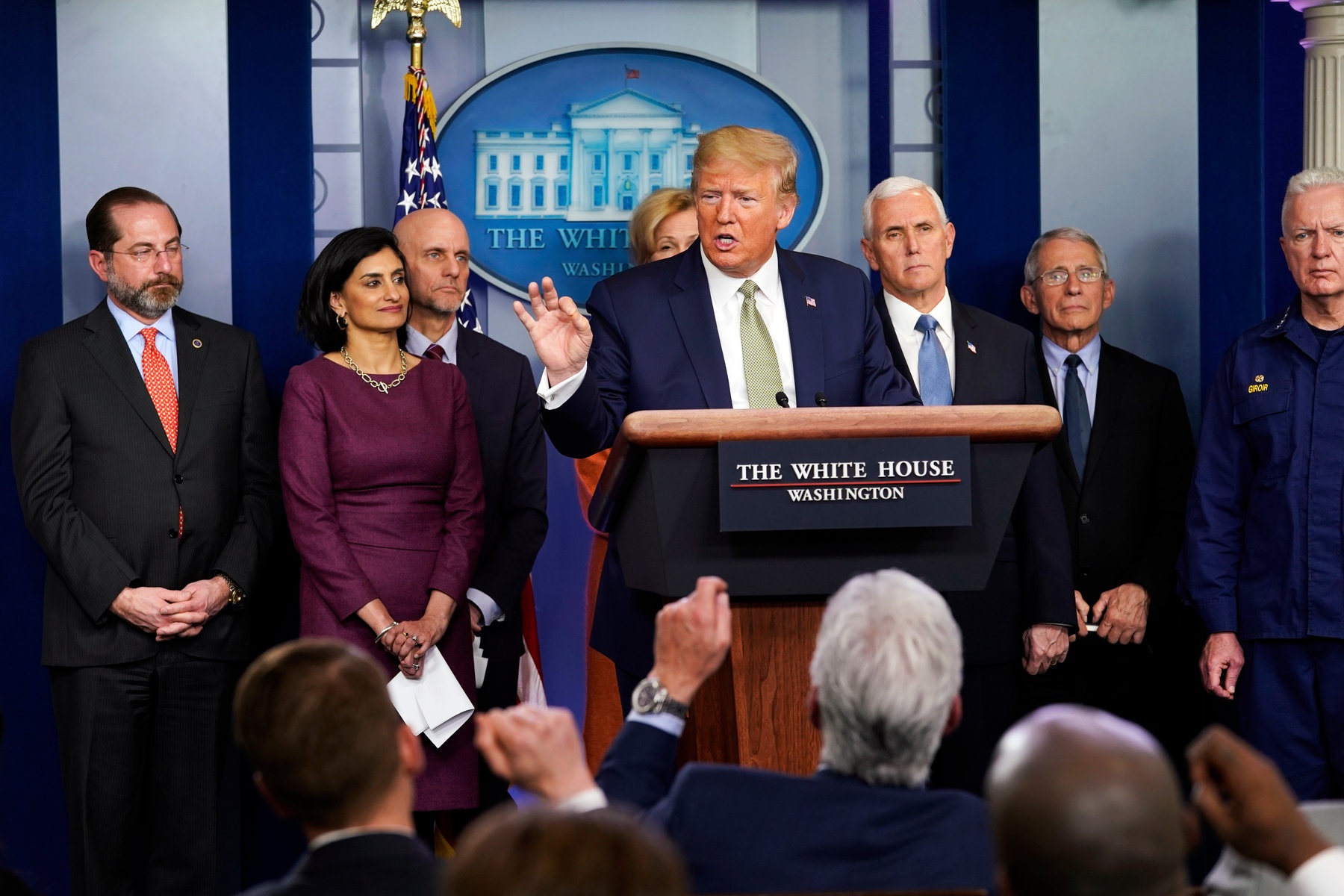 goi giai cuu cua My chong dich Covid-19 anh 2