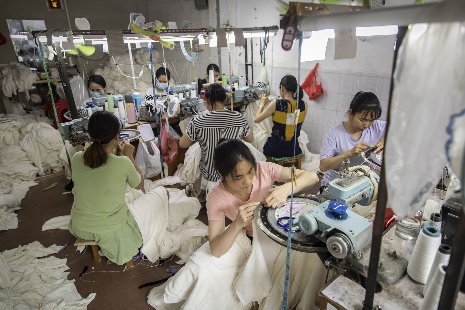 Kho khan kinh te bua vay Trung Quoc hinh anh