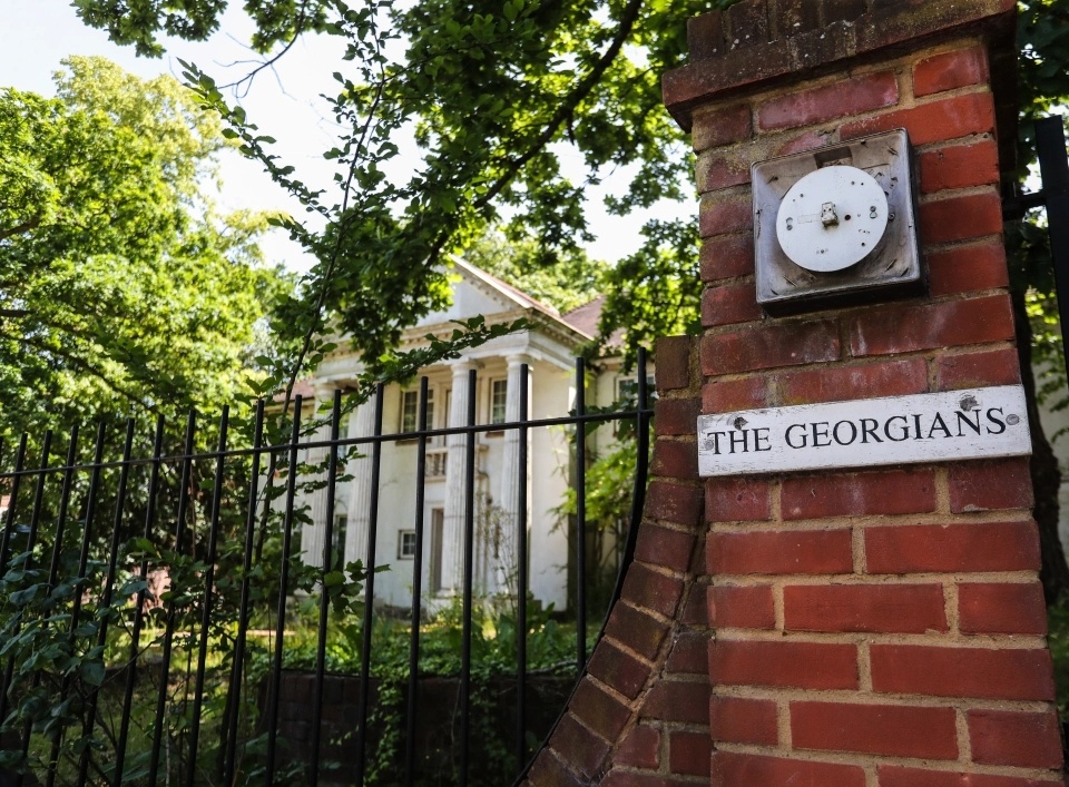 Ben trong khu biet thu sieu dat do bi bo hoang o trung tam London anh 11