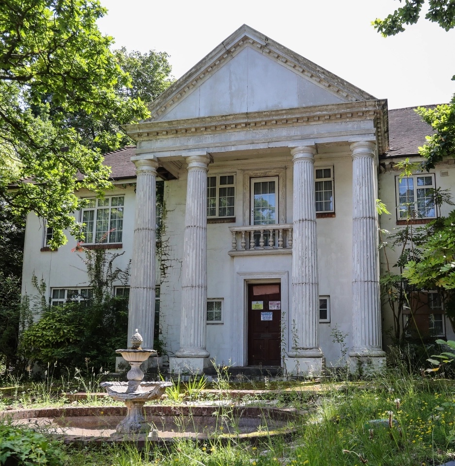 Ben trong khu biet thu sieu dat do bi bo hoang o trung tam London anh 1