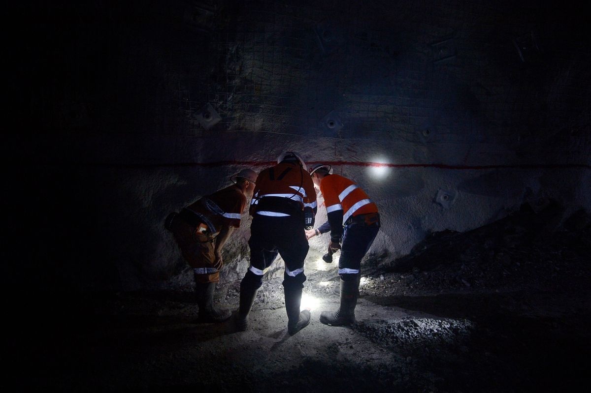 Gia vang tang nong,  hang ty USD rot vao cac cong ty khai thac anh 2