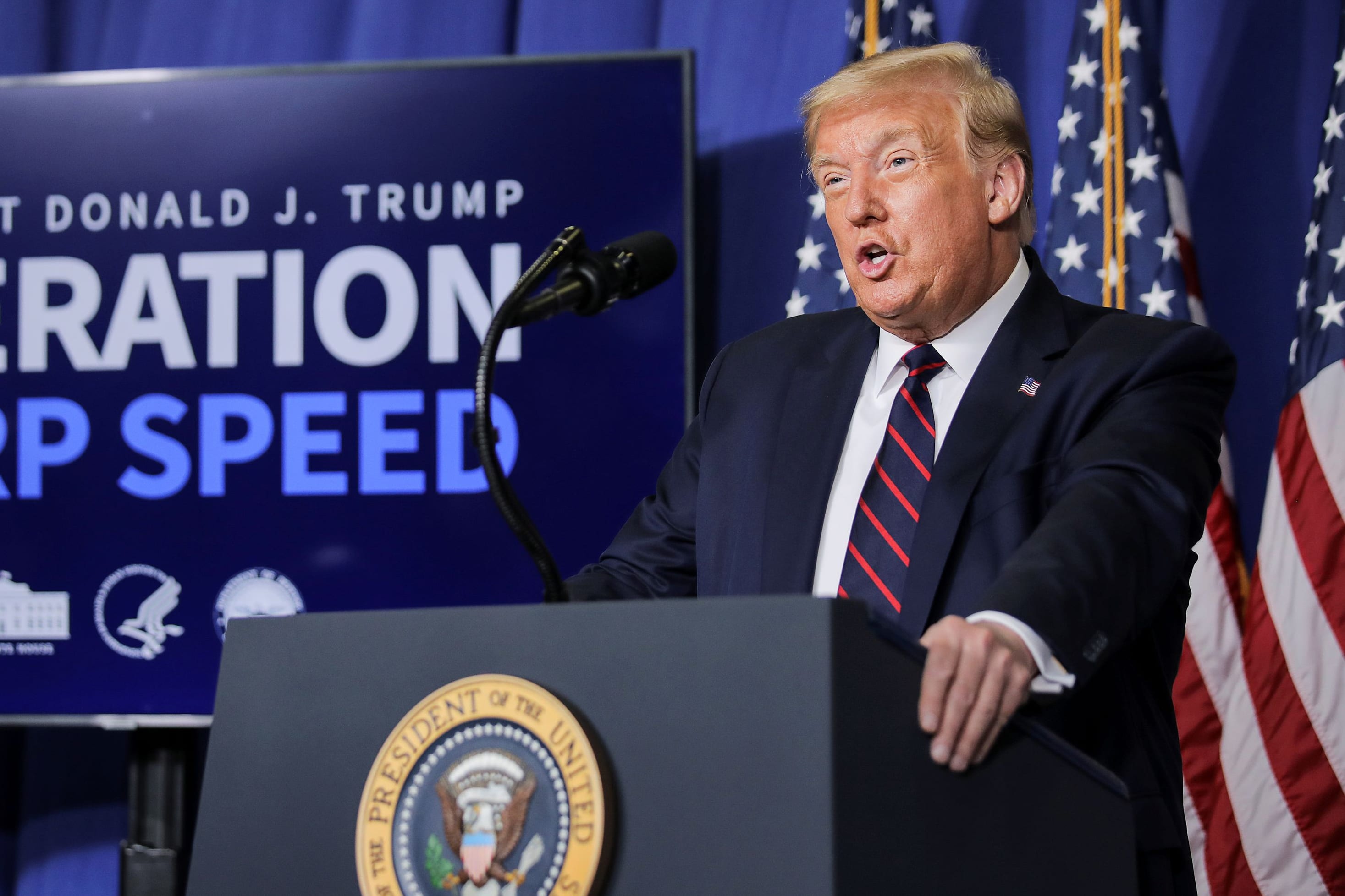 Tong thong Trump cong bo hop dong san xuat vaccine voi Fujifilm hinh anh