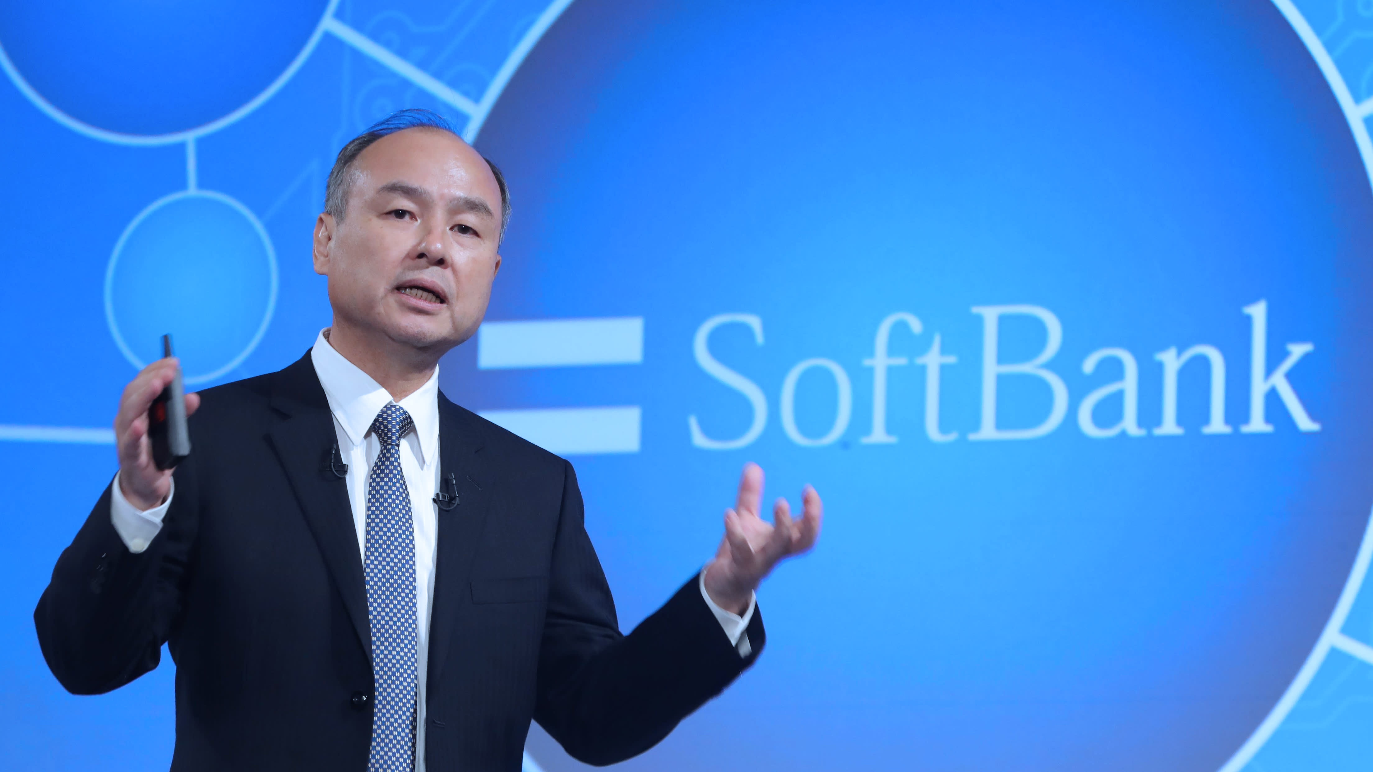 SoftBank lai gan 12 ty USD, ty phu dau tu Nhat Ban lay lai uy tin hinh anh