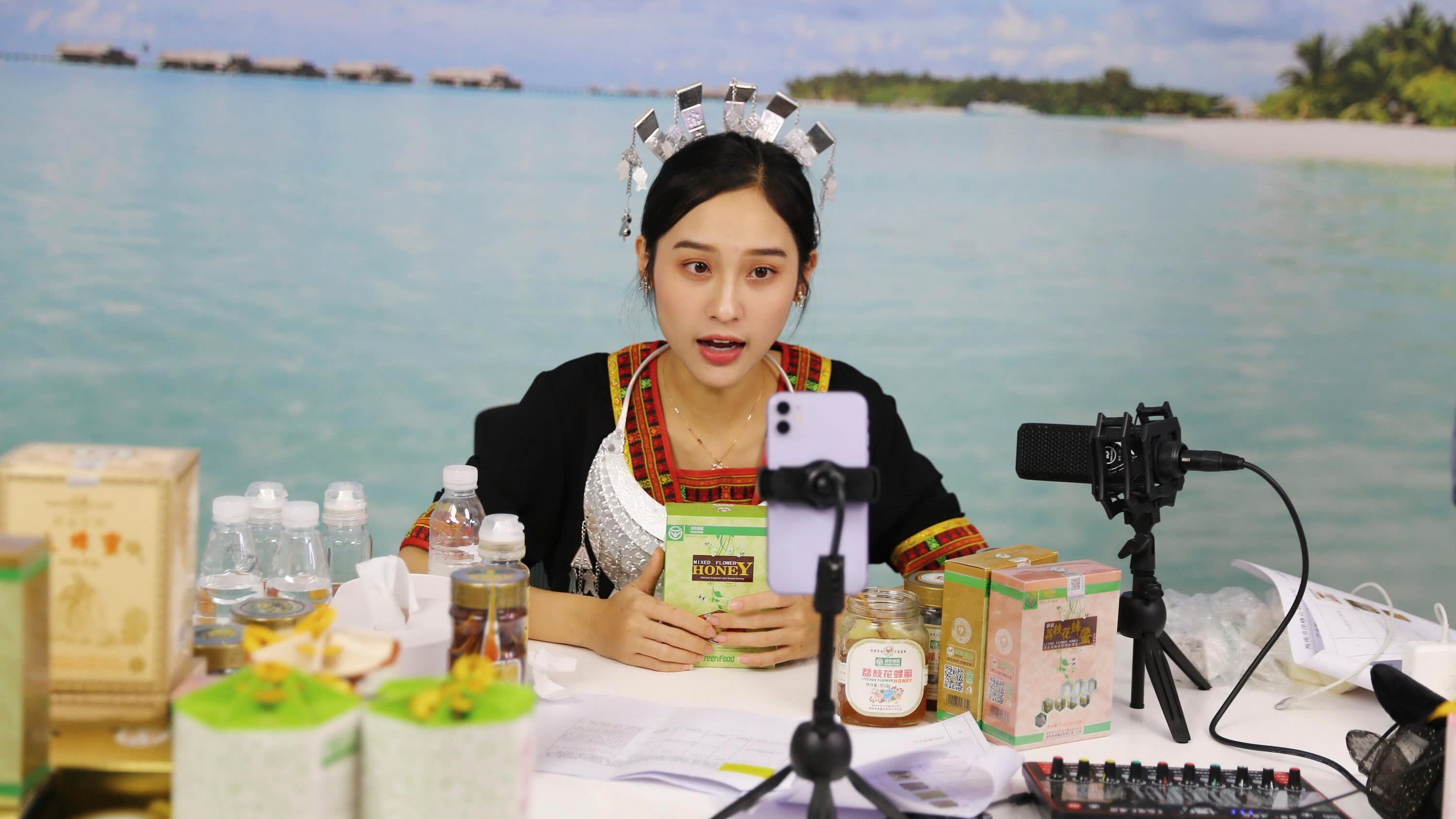 Chinh phu Trung Quoc cam gioi tre do tien vao livestream anh 1