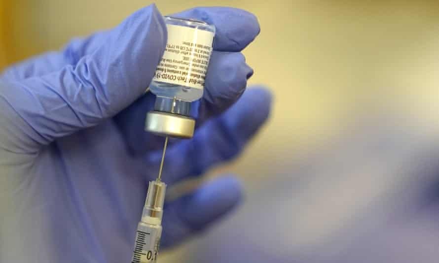 CEO quy Canada mat chuc vi bay toi Dubai tiem vaccine chong Covid-19 hinh anh