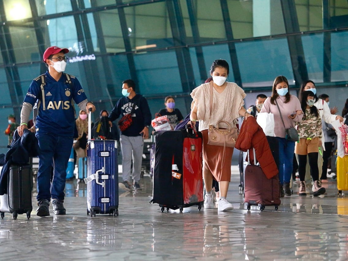 Nguoi dan An Do don cua cai, thue may bay rieng tron dich Covid-19 hinh anh