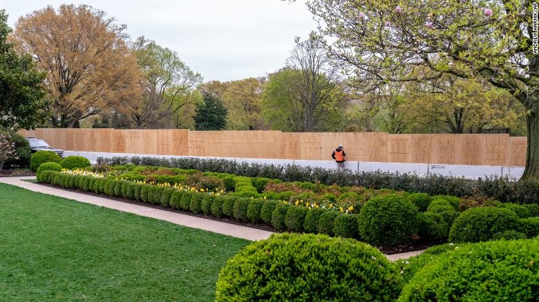 Ganh nang bat ngo ong Trump de lai cho Tong thong Biden hinh anh