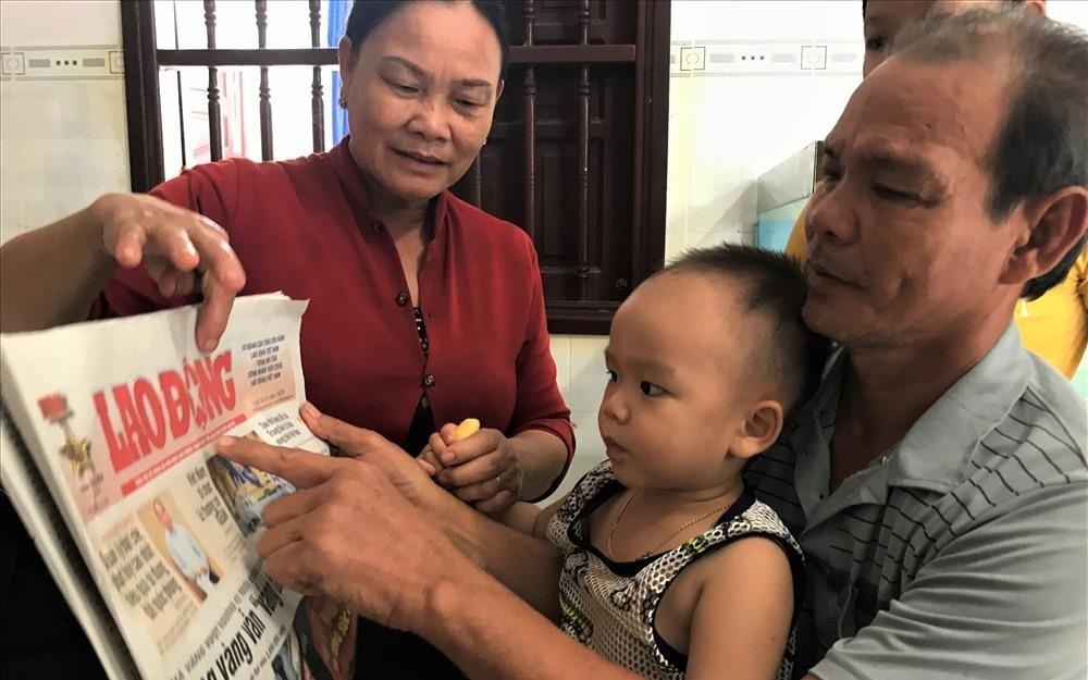 Be trai o Hau Giang biet doc bao hinh anh