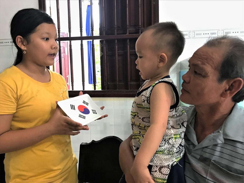 2 tuổi biết đọc báo ảnh 1 2 tuoi biet doc bao anh 1
