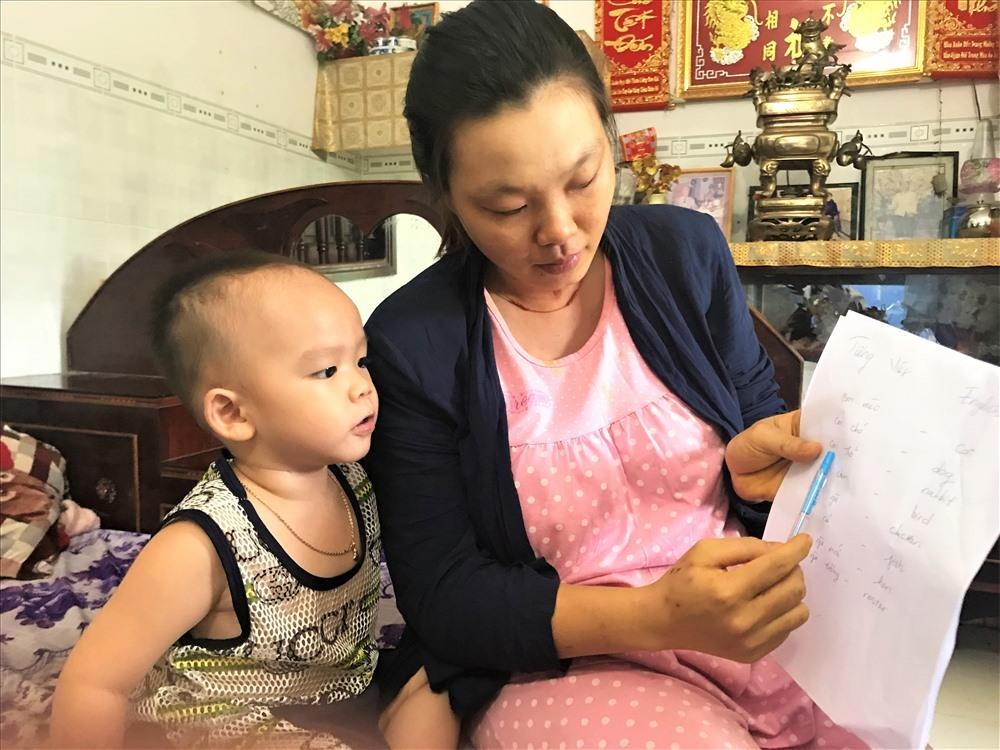 Be trai 2 tuoi biet doc bao va phat am tieng Anh hinh anh