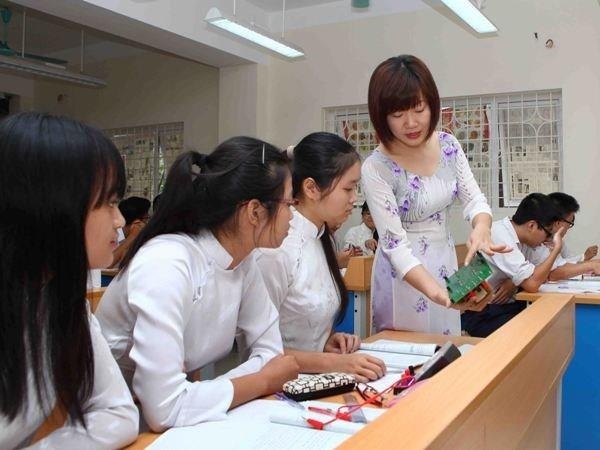 Truong cao dang su pham lay lat 'song', co nen giai tan? hinh anh