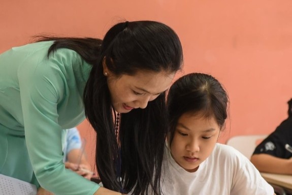 THCS Luong The Vinh cong diem cho con bac si chong dich Covid-19 hinh anh