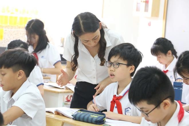 Hoc sinh lop 1 ap ung danh van sau 3 thang nghi hinh anh