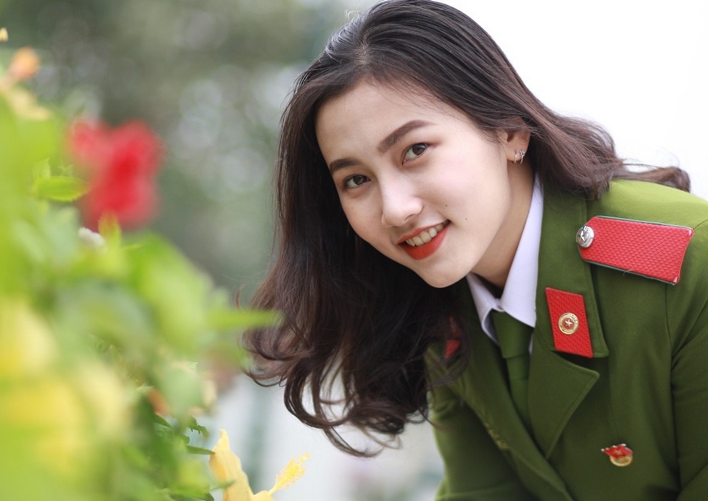 Nu thu khoa Hoc vien Canh sat dam me nganh ky thuat hinh su hinh anh