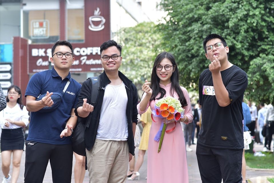 Nu sinh Bach Khoa anh 9