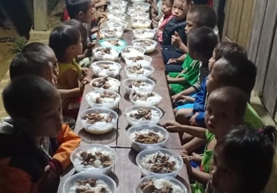 Bua lien hoan bang mi ga cua 34 hoc sinh giua dinh troi hinh anh