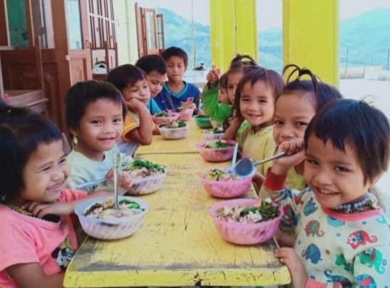 Nhung bua com co thit cua 34 hoc sinh giua dinh troi hinh anh