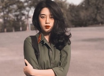 Nu sinh nhan nhieu loi khen khi mac trang phuc tap quan su hinh anh