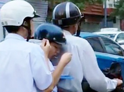 Nhung dua tre an, di hoc them tren yen xe cua bo hinh anh